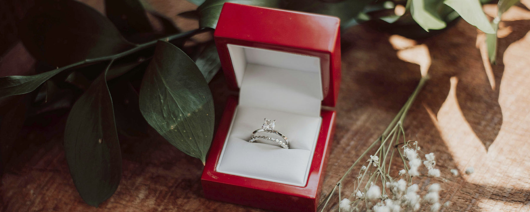 advantages of buying a second hand engagement ring